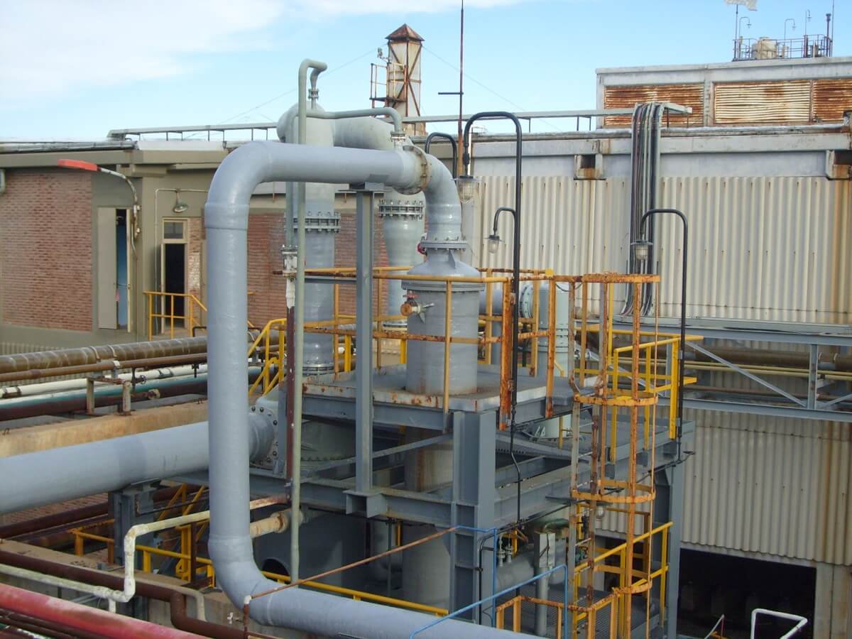 Provisión, montaje de equipos y cañerías en planta de producción de cloro, en material PRFV y PVC+PRFV